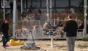 Sezonul scoicilor la ceaun pe plajă. Frigul de la malul mării nu a golit încă staţiunile