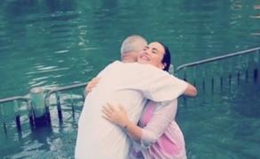 Demi Lovato, botezată în apele Iordanului (Video)