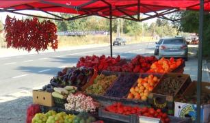 Piaţa de legume pentru murături sau zacuscă s-a mutat la marginea drumului