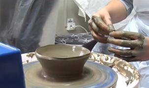 Terapie la roata olarului, într-un atelier din Galaţi. Zeci de copii au învăţat să modeleze lutul