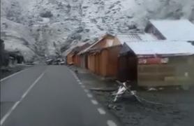 Zăpada de octombrie, la munte. La Bâlea Lac drumarii au ieşit cu utilajele la treabă