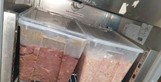 Şapte restaurante fast-food dintr-un mall din Bucureşti, amendate pentru mâncarea expirată