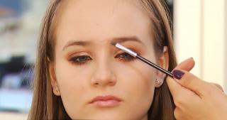 Secrete și trucuri de frumuseţe. Cum corectăm o sprânceană pensată incorect