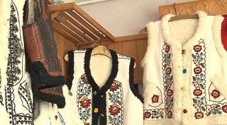 Cojocul românesc, vândut cu 30.000 de euro de marile case de modă