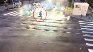 Video cu momentul în care un bărbat este spulberat de maşină, traversând pe roşu, la Timişoara