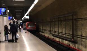 Călător strivit de metrou, după ce şi-a prins piciorul în uşă, în staţia 1 Mai