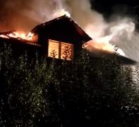 Incendiu puternic la o casă din Bistriţa Năsăud. Focul a pornit de la acoperiş