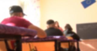 Scandal într-o şcoală din Gorj, după ce un elev a fost lovit cu un telefon mobil de către o profesoară