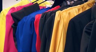 Vedetele fac curățenia de toamnă în garderobă și își vând hainele la jumătate de preț