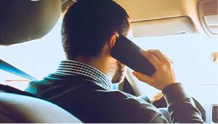 Şoferii care folosesc telefonul la volan vor fi pedepsiţi şi mai aspru, de sâmbătă