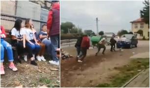 Elev bătut în curtea şcolii de un bărbat şi fiul său, la Suceava (Video)