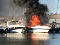 O barcă a explodat în Portul Tomis din Constanţa. Intervin pompierii (Video)