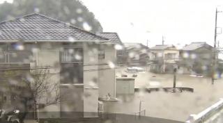 Japonia, lovită simultan de un cutremur şi de un taifun puternic