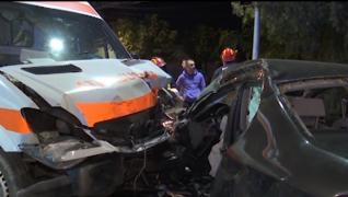 Accident grav în Timiş! O ambulanţă a fost lovită puternic în timp ce transporta un pacient intubat