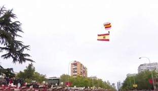 Un paraşutist a rămas suspendat de un stâlp de iluminat, chiar sub ochii Regelui Spaniei