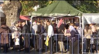 Călugăriţă din Suceava prinsă când aduna ilegal donaţii la racla Sfintei Parascheva