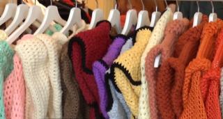 Eticheta și țesăturile hainelor. Ce materiale ne sunt recomandate