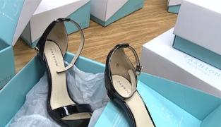 O tânără din Statele Unite a inventat prima pereche de încălţăminte cu toc convertibil