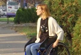 Experimentul în scaun cu rotile făcut de o tânără din Timişoara a scos la iveală problemele cu care se confruntă persoanele cu dizabilităţi