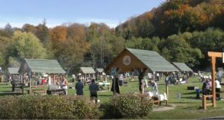 Gospodinele din Braşov coc legumele pentru zacuscă în aer liber