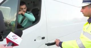 Poliţist din Braşov, râde de un şofer de dubă: "Schimbă şi tu mânerul ăla, ce naiba!" (video)