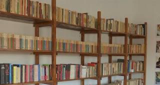 Bibliotecă pentru copii, cu 4.000 de volume, făcută de un tânăr în satul Dăişoara din Braşov