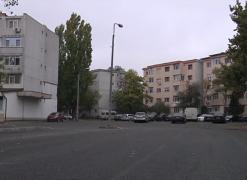 Dorel a lovit din nou. Stâlp în mijlocul drumului, într-un cartier din Galaţi