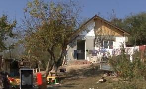 Zeci de voluntari care renovau casa unei familii nevoiaşe, reclamați la primărie pentru că făceau zgomot