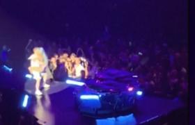Moment jenant pentru Lady Gaga, la un cocnert. Un fan înfocat a ridicat-o în braţe, dar s-a prăbuşit cu tot cu artistă