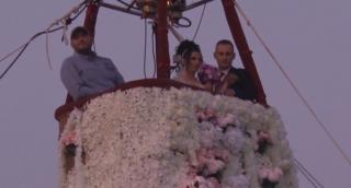 Momente unice pentru doi tineri care au zburat cu balonul în ziua nunţii