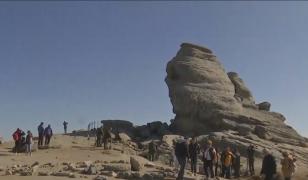 Sfinxul din Bucegi a fost înconjurat cu un gard, pentru a fi protejat