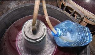 Trei morţi şi doi răniţi, la Bacău, din cauza gazului emanat de vinul lăsat la fermentare