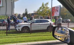 Scene de groază în Bucureşti, un şofer a lovit un poliţist apoi a fugit, lovind şi 3 pietoni cu maşina (Video)