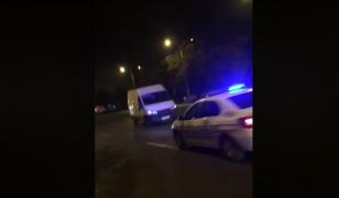 Dubă cu viteză în marşarier, urmărită de Poliţie, în Bucureşti. Băiat de 16 ani la volan (video)