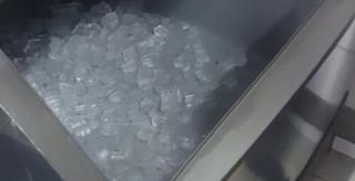 Gheaţă cu bacterii periculoase şi germeni, găsite de inspectorii ANPC la un cunoscut fast-food