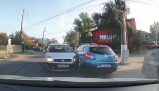 Tamponare de tot râsul în Popeşti-Leordeni. Ambii şoferi au rămas blocaţi în maşini (Video)