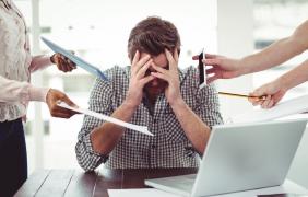 Doi din trei angajați români sunt foarte stresați la locul de muncă (studiu)