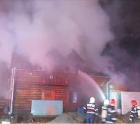 Incendiu violent la o cabană din Maramureş. Imobilul, construit în totalitate din lemn, s-a aprins ca o torţă