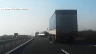 Video: Microbuz cu platformă scăpat complet de sub control, pe Autostrada A1