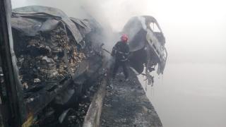 Un tânăr s-a aruncat în Olt, dintr-un TIR în flăcări