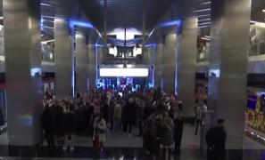 Prezentare de modă inedită, la metroul din Moscova