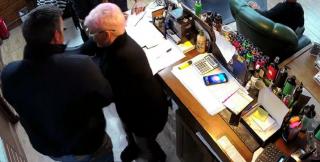 Angajata unui salon din Brașov, agresată de un comisar de la Poliţia Transporturi: "Am fost umilită. Îmi e frică să vin la muncă"