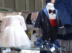 Se poartă strălucirea în rândul copiilor. Ce ținute sunt în trend