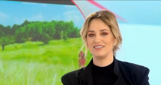 „Frunze cad”, o bijuterie marca Feli. Artista a pus pe note muzicale primul „iartă-mă” spus mamei sale