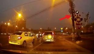 Semnale luminoase albe pentru maşini, chiar când trece trenul, în Pantelimon (video)