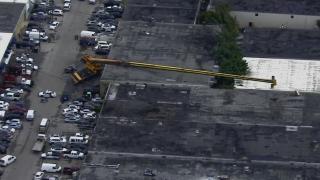 Video: O macara uriașă s-a prăbușit peste un depozit din Florida