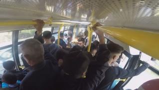 Elevi din Dej, nevoiți să se înghesuie în singurul autobuz care-i poate lua de la școală