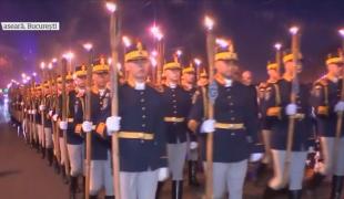 Ziua Armatei Române, încheiată cu retragerea cu torțe a militarilor