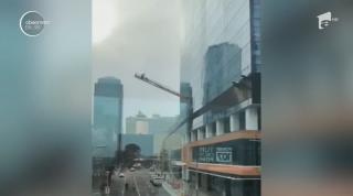 Muncitor luat de rafale de vânt pe un zgârie-nori din Canada (Video)