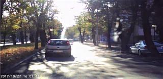 Momentul teribil în care doi tineri nevinovaţi sunt spulberaţi pe o trecere de pietoni, în Bistriţa (Video)